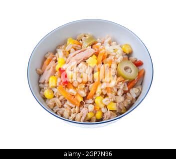 Salade d'épeautre avec poivrons Carottes tunna corns et les olives dans le bol Banque D'Images