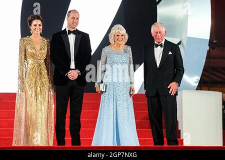 Royal Albert Hall, Londres, Royaume-Uni. 28 septembre 2021. Kate, duchesse de Cambridge, Prince William, duc de Cambridge, Camilla, La duchesse de Cornouailles et le prince Charles, prince de Galles, participent à la première mondiale de No Time To Die. Photo par crédit : Julie Edwards/Alamy Live News Banque D'Images