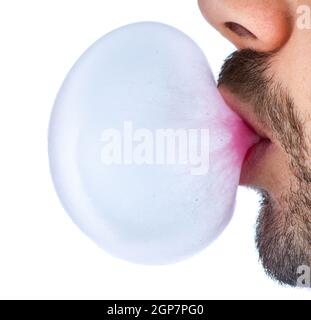 Homme avec bulle de chewing-gum sur fond blanc Banque D'Images