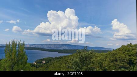 Île de Hvar, vue aérienne sur les montagnes et le littoral avec ferry. Image panoramique de la vieille route de montagne à Hvar. Banque D'Images