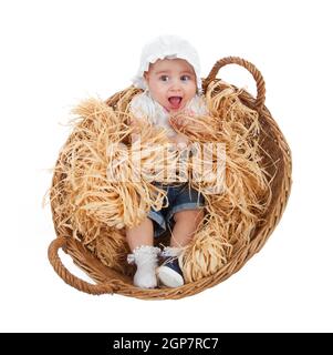 Mignon femelle tout-petit dans un panier de paille sur fond blanc Banque D'Images