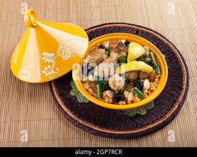 Tajine marocain, poulet au citron confit et couscous. Banque D'Images