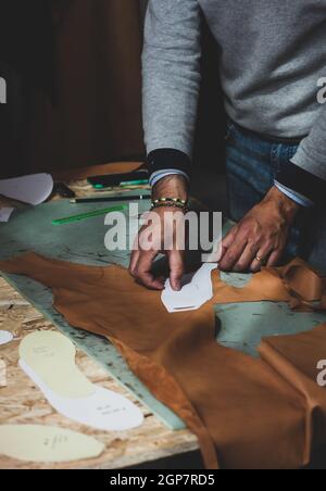 Cordonnier ou créateur de chaussures en cuir de travail pour la production de chaussures à la main. Banque D'Images