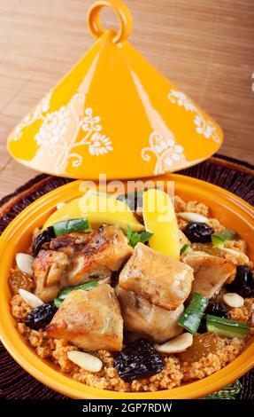 Cuisine marocaine, Tajine, couscous, poulet au citron confit. Banque D'Images