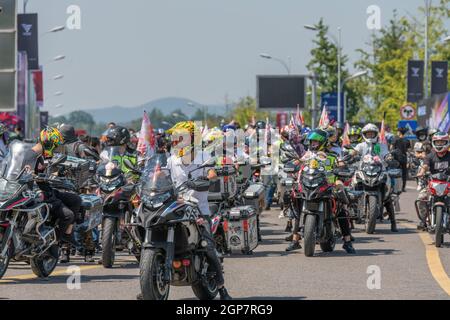 CHONGQING, CHINE - 19 septembre 2020 : une foule de motocyclistes à l'exposition internationale de moto 18e CIMAMotor à Chongqing, Chine Banque D'Images