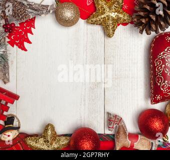 Cadre de Noël sur fond de bois blanc rustique et objets de décoration. Banque D'Images