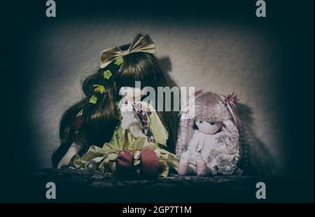 Deux vieux effrayant 12.2005 dolls. Concept d'horreur. Banque D'Images