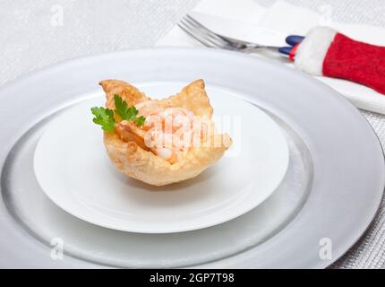 Un cocktail de crevettes dans la pâte feuilletée sur la table de noël. Banque D'Images