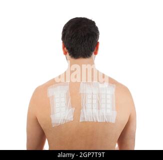 L'allergie cutanée Patch Test à l'arrière de l'homme Patient sur fond blanc Banque D'Images