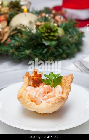 Un cocktail de crevettes dans la pâte feuilletée sur la table de noël. Banque D'Images