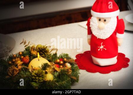 Centre de table de Noël avec une bougie et une bouteille en père Noël. Banque D'Images