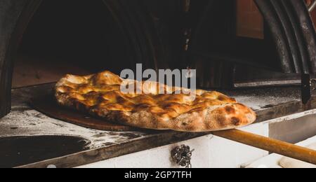 Schiacciata all'olio est l'un des haut de la Toscane traite de boulangerie. C'est un type de télévision le pain fait avec de la farine, eau, levure, sel et huile d'olive. Banque D'Images