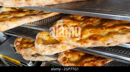 Schiacciata all'olio est l'un des haut de la Toscane traite de boulangerie. C'est un type de télévision le pain fait avec de la farine, eau, levure, sel et huile d'olive. Banque D'Images