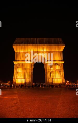 Vue nocturne de l'arche triomphale enveloppée de Christo à Paris. Banque D'Images