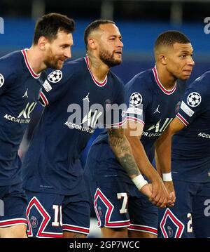 Lionel Messi de Paris Saint-Germain (à gauche), Junior Neymar (au centre) et Kylian Mbappe-Lottin après la Ligue des champions de l'UEFA, disputer Un match au Parc des Princes à Paris. Date de la photo: Mardi 28 septembre 2021. Banque D'Images