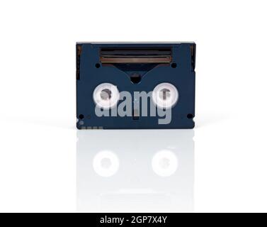 Mini cassette DV isolé sur fond blanc Banque D'Images