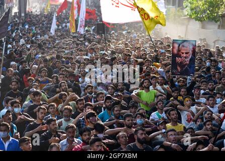 Srinagar, Inde. 29 septembre 2021. Les musulmans chiites crient des slogans religieux et tiennent une photo de Qassim Solaimani alors qu'ils prennent part à une procession religieuse pour marquer Arbaeen à Srinagar.Arbaeen est le 40ème jour après Ashura, commémorant le meurtre du septième siècle du petit-fils du prophète Mahomet Imam Hussain et de ses 72 compagnons. (Photo par Irrees Abbas/SOPA Images/Sipa USA) crédit: SIPA USA/Alay Live News Banque D'Images