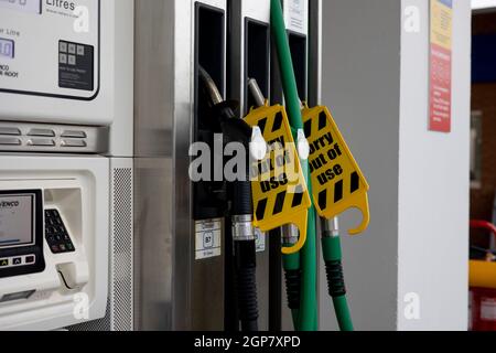 Londres, Royaume-Uni. 28 septembre 2021. Un panneau indiquant qu'il n'y a pas d'utilisation est visible sur la pompe à essence d'une station-service fermée.les pénuries de carburant se sont poursuivies au Royaume-Uni, car il y a eu une pénurie continue de conducteurs HGV après la pandémie de COVID-19 et le brexit. Crédit : SOPA Images Limited/Alamy Live News Banque D'Images