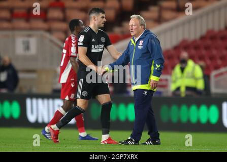 Middlesbrough, Angleterre, 28 septembre 2021. John Egan, de Sheffield Utd, se met entre les mains de Neil Warnock, directeur de Middlesbrough, après le match du championnat Sky Bet au stade Riverside, à Middlesbrough. Le crédit photo devrait se lire: Simon Bellis / Sportimage Banque D'Images