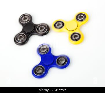 Trois Fidget Spinner isolé sur fond blanc Banque D'Images