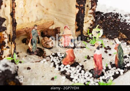 Crèche en forme de Panettone sur fond blanc. Banque D'Images