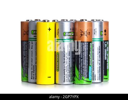 Lot de batteries utilisées sur fond blanc Banque D'Images