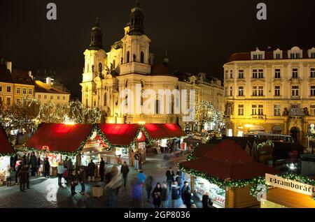 Prague, République Tchèque - 28 décembre 2011 : le marché de Noël de la place de la Vieille ville est la meilleure destination de Noël au monde Banque D'Images