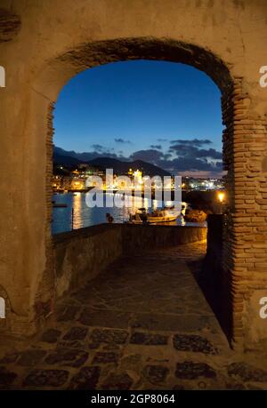 Vue depuis la baie d'archway par nuit de l'île d'Ischia, Italie Banque D'Images