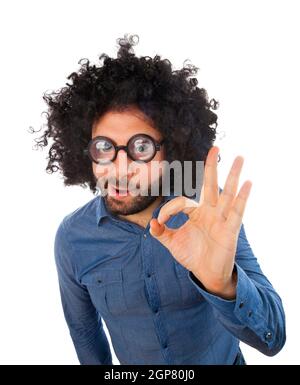 Homme avec crazy expression faisant geste ok sur fond blanc. Banque D'Images