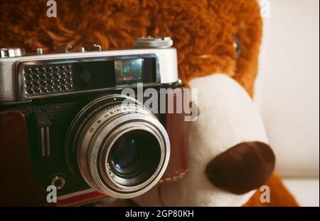 Grand ours en peluche avec vintage 35mm appareil photo. Il n'y a pas trankmarks. Banque D'Images