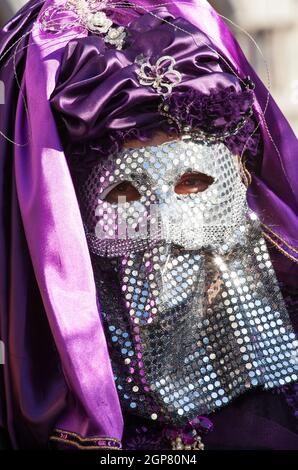 Masque de Venise avec paiette chrome et voile de pourpre. Venezia, Italie. Banque D'Images