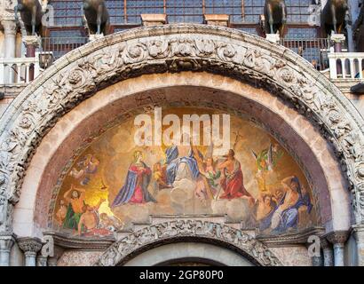 De près de l'architecture extérieur orné de peintures et de la Basilique Saint Marc à Venise, Italie Banque D'Images