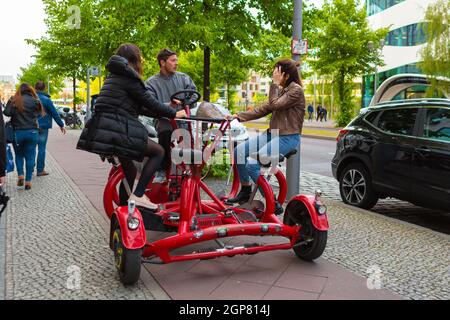 Divertissement pour les touristes visites guidées de la ville sur un tricycle. Berlin, Allemagne - 05.17.2019 Banque D'Images