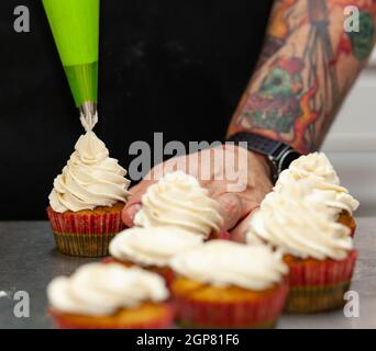 Préparation d'épices à la crème cupcake et prêt à être décoré. Banque D'Images