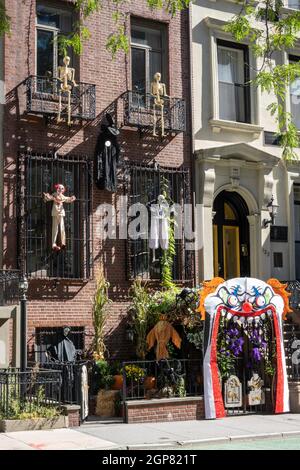 Un grès brun à Murray Hill a des décorations d'Halloween, New York City, USA 2021 Banque D'Images