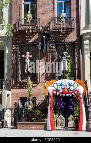 Un grès brun à Murray Hill a des décorations d'Halloween, New York City, USA 2021 Banque D'Images