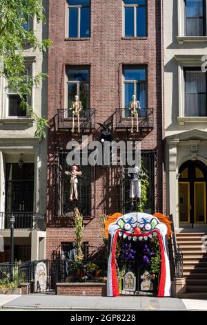 Un grès brun à Murray Hill a des décorations d'Halloween, New York City, USA 2021 Banque D'Images