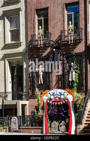 Un grès brun à Murray Hill a des décorations d'Halloween, New York City, USA 2021 Banque D'Images