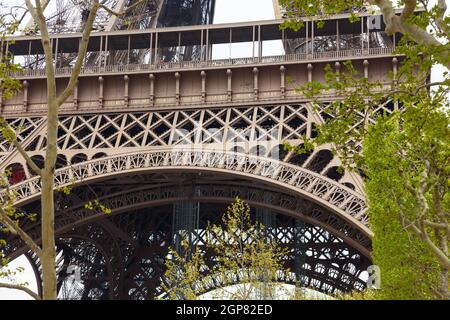 Détail de la partie inférieure de la Tour Eiffel, Paris. Banque D'Images