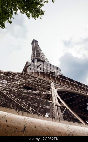 Détail de la partie inférieure de la Tour Eiffel, Paris. Banque D'Images