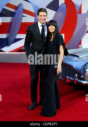 Kris Thykier et Claudia Winkleman assistent à la première mondiale de No Time To Die, au Royal Albert Hall de Londres. Date de la photo: Mardi 28 septembre 2021. Banque D'Images