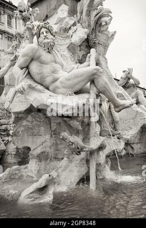 Image en noir et blanc de la statue du dieu Zeus dans la fontaine des quatre rivières de Bernini sur la Piazza Navona, Rome. Banque D'Images