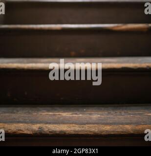 Vintage escaliers, selective focus sur les marches de bois. Banque D'Images