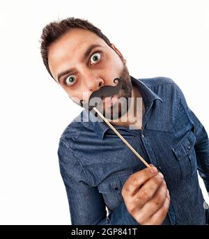 Jeune homme à la moustache en forme de Photo Booth sur fond blanc. Banque D'Images