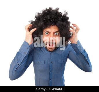 L'homme fou avec expression et puffy sèche sur fond blanc. Banque D'Images