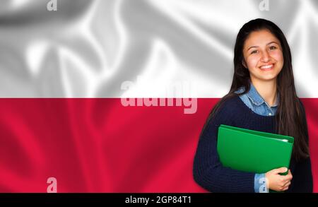 Teen student smiling sur drapeau polonais. Concept d'enseignements et l'apprentissage des langues étrangères. Banque D'Images