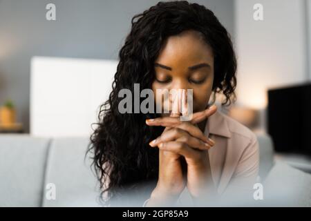 Femme afro-américaine priant. Dieu recherchant la prière Banque D'Images