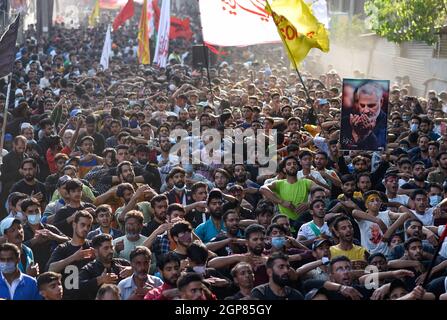 Srinagar, Inde. 28 septembre 2021. Une vue des noix séchées pendant la saison de récolte dans la banlieue de Srinagar.Kashmir est le principal contributeur à la production de noix de l'Inde et chaque année, les noix sont exportées vers diverses parties du pays. Crédit : SOPA Images Limited/Alamy Live News Banque D'Images