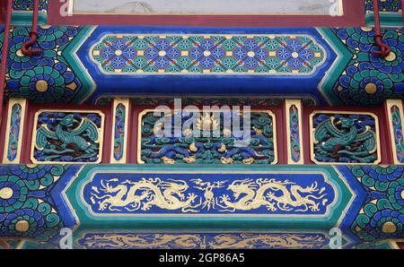 Décoration de plafond colorée au temple du Lama Yonghe à Beijing, en Chine Banque D'Images