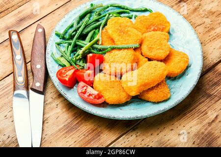 Délicieux nuggets de poulet aux pois de vache et aux tomates Banque D'Images